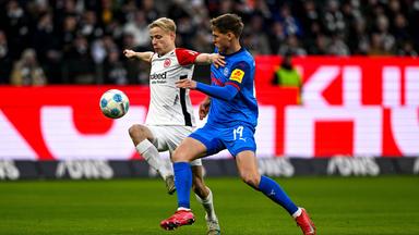Oscar Hojlund (Eintracht Frankfurt) im Zweikampf mit Phil Harres (Holstein Kiel).