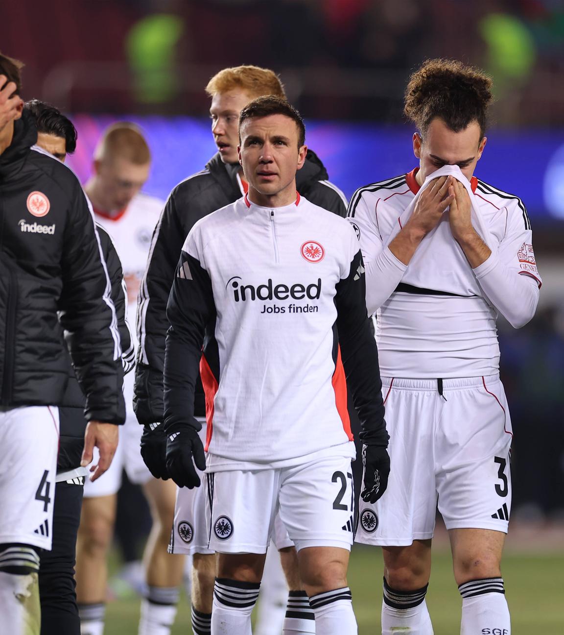 Eintracht Frankfurt, v.l., Robin Koch, Mario Götze und Arthur Theate enttäuscht