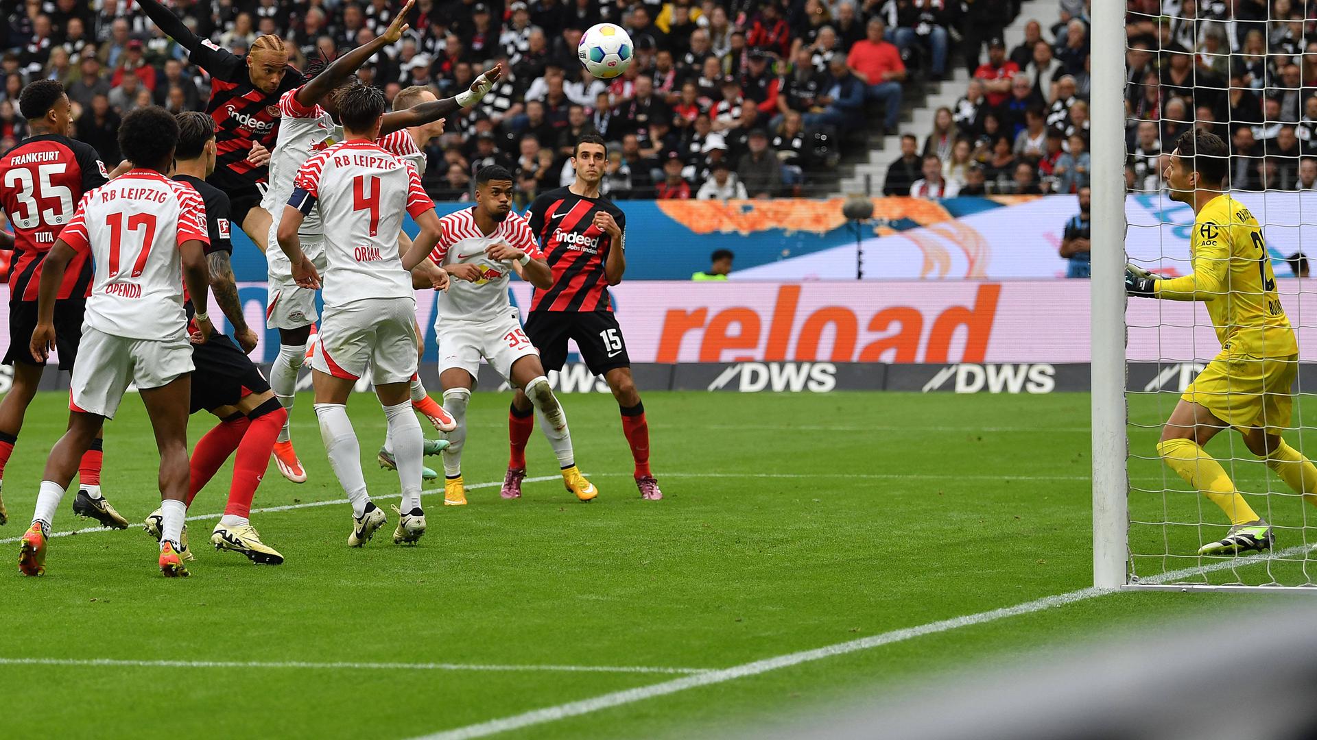 Kopfball zum 1:2 durch Hugo Ekitike (Frankfurt).