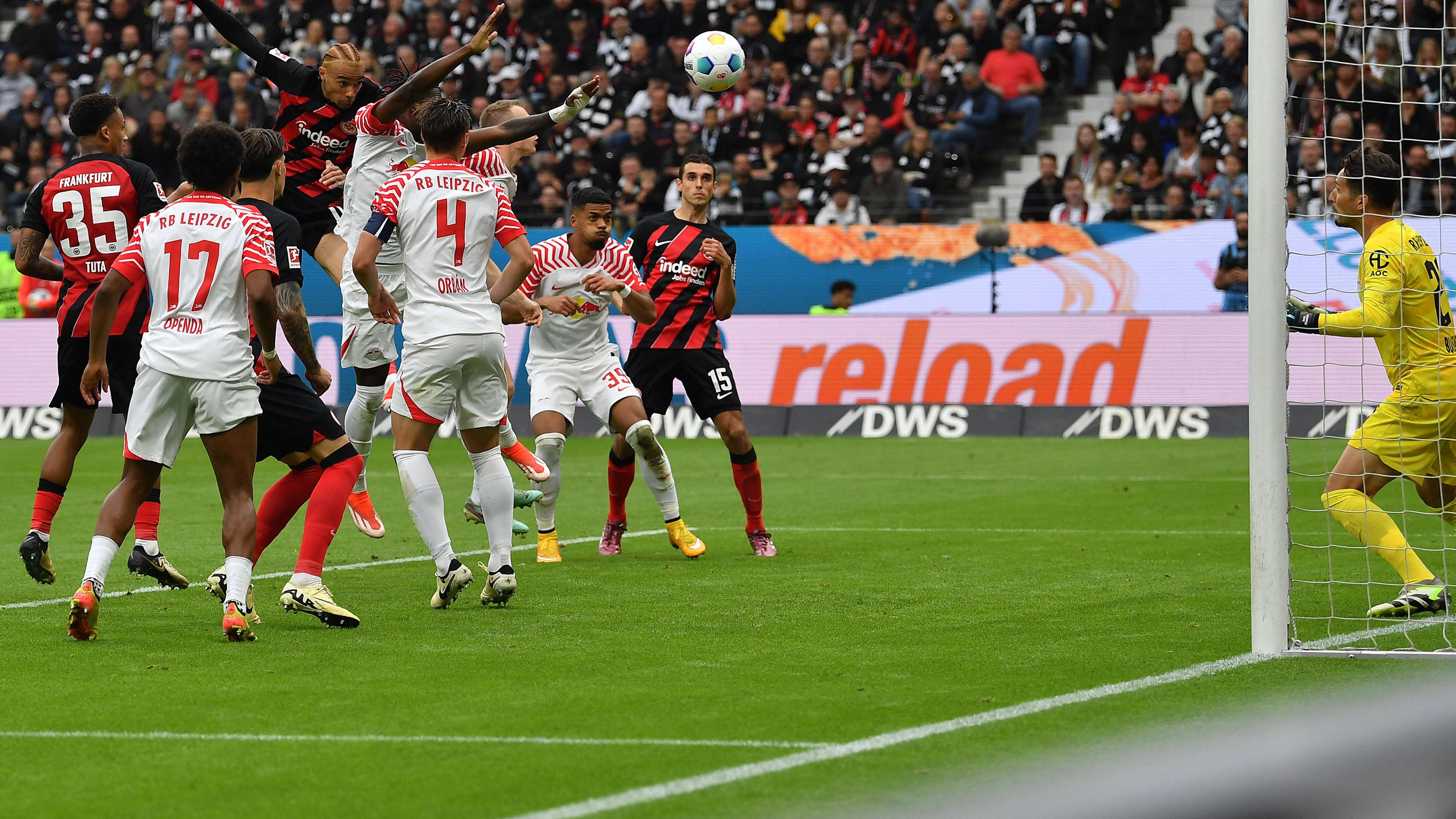 Kopfball zum 1:2 durch Hugo Ekitike (Frankfurt).