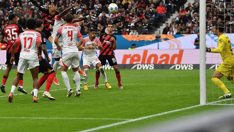 Kopfball zum 1:2 durch Hugo Ekitike (Frankfurt).