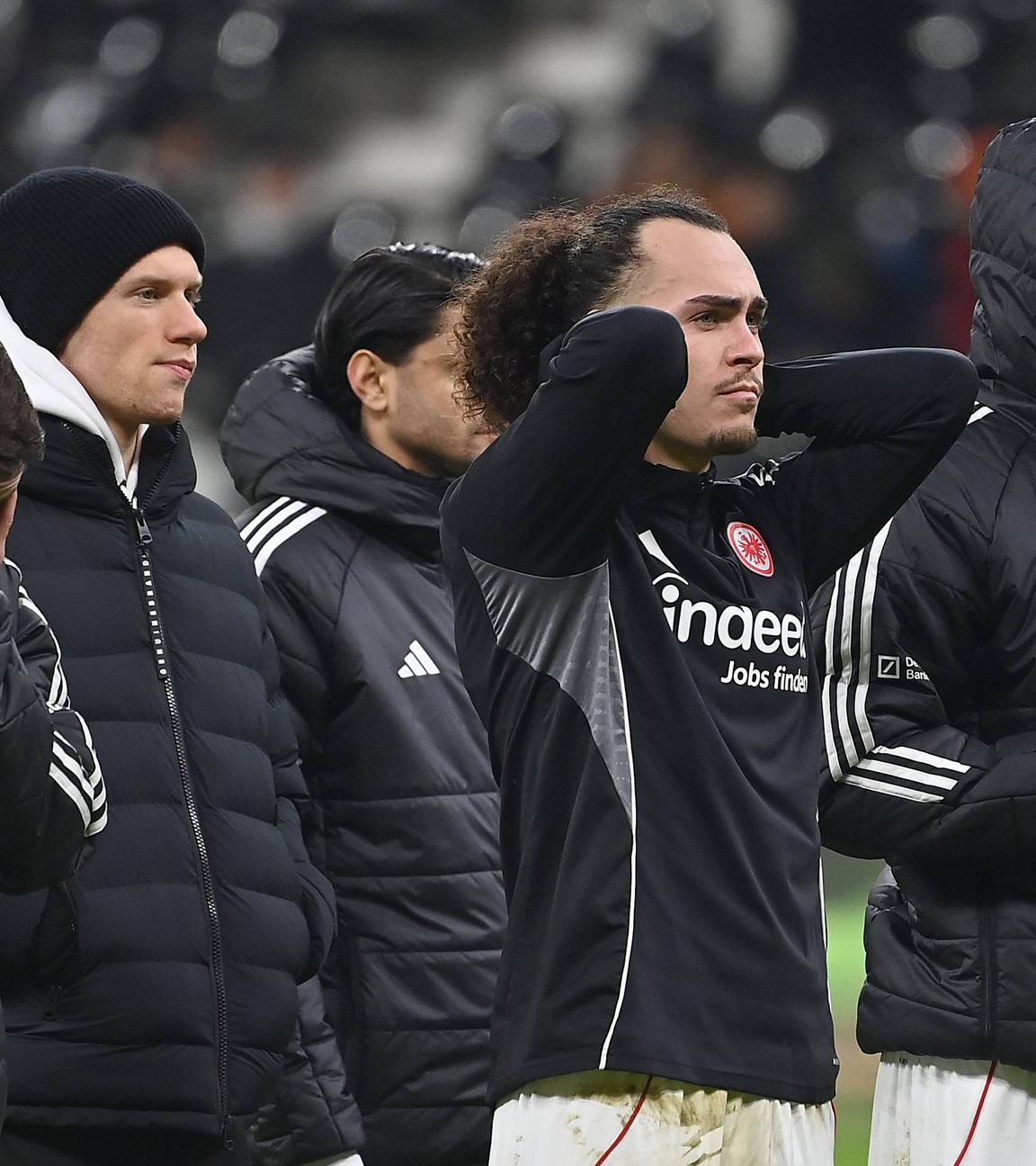 Mario Götze, Arthur Theate und Robin Koch (Eintracht Frankfurt) enttäuscht.