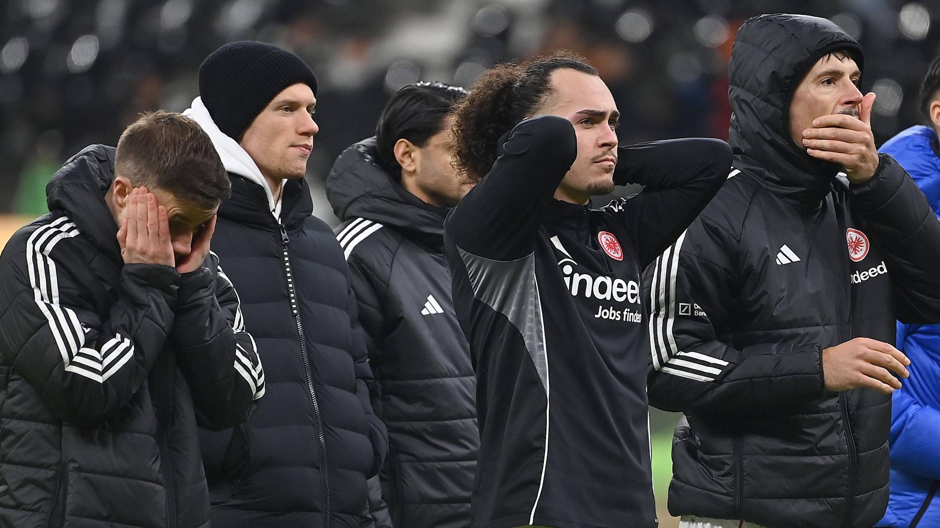 Mario Götze, Arthur Theate und Robin Koch (Eintracht Frankfurt) enttäuscht.