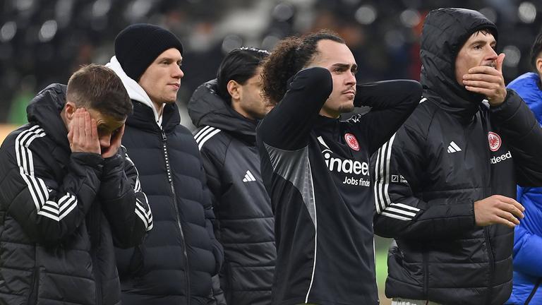 Mario Götze, Arthur Theate und Robin Koch (Eintracht Frankfurt) enttäuscht.