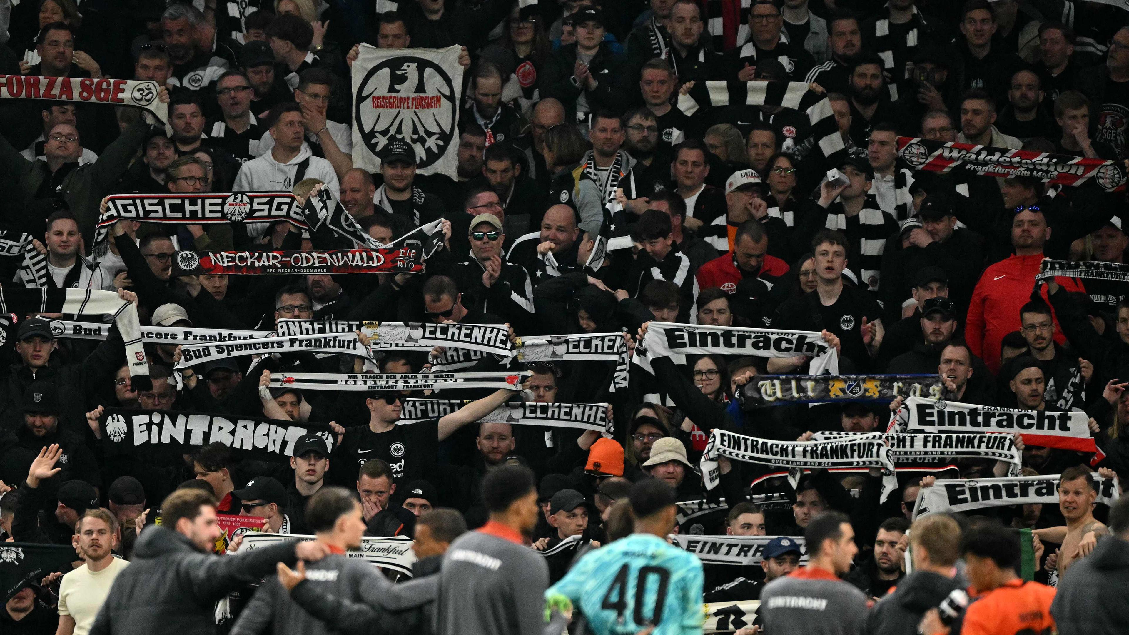 Fans von Eintracht Frankfurt applaudieren