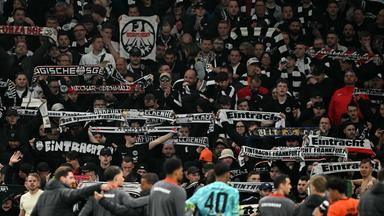 Fans von Eintracht Frankfurt applaudieren