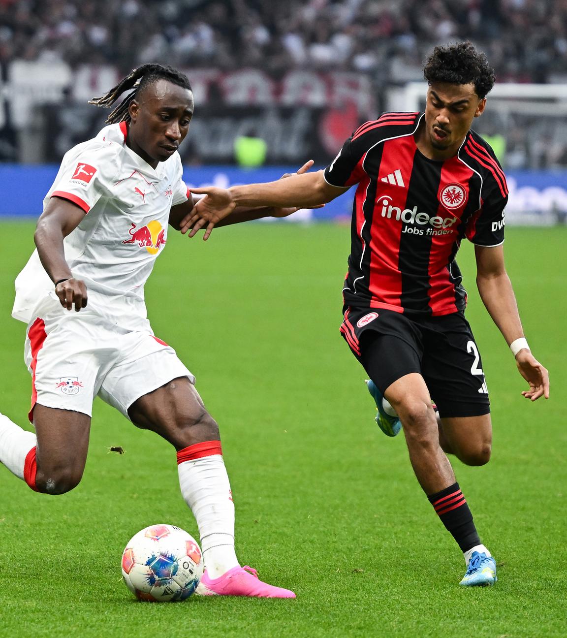 Yan Diomande (RB Leipzig) und Nathaniel Brown (Eintracht Frankfurt) kämpfen. 