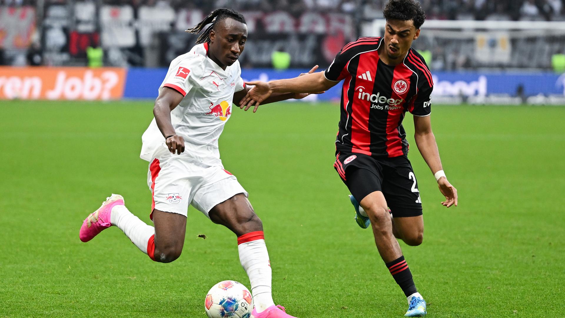 Yan Diomande (RB Leipzig) und Nathaniel Brown (Eintracht Frankfurt) kämpfen. 