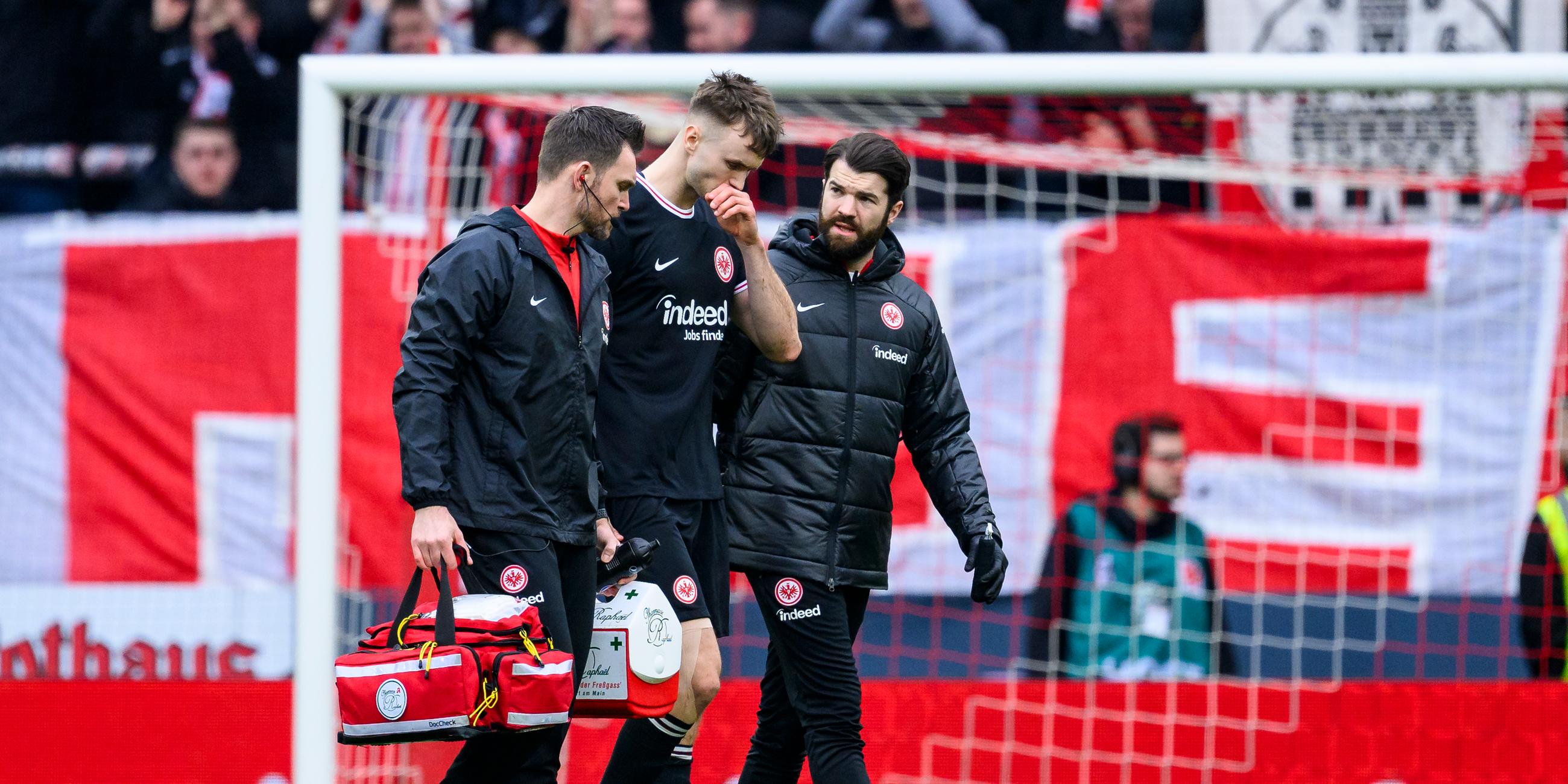 Baden-Württemberg, Freiburg im Breisgau: Fußball: Bundesliga, SC Freiburg - Eintracht Frankfurt: Frankfurts Sasa Kalajdzic geht verletzt vom Platz und wird ausgewechselt.