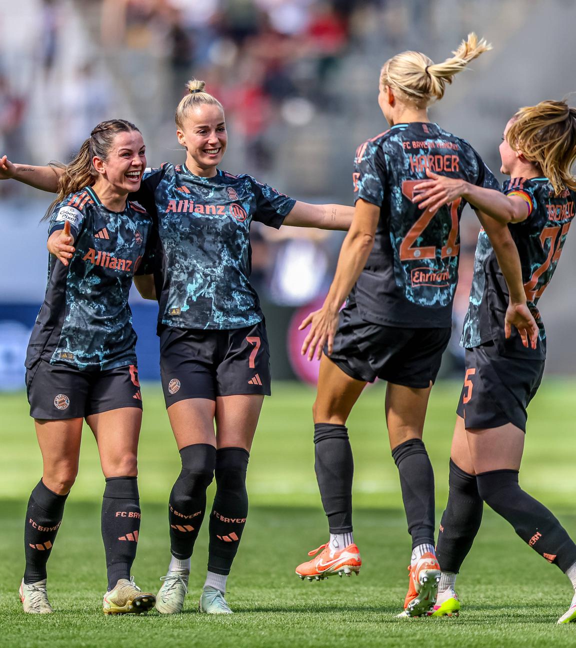 Pernille Harder FC Bayern München Frauen 21 erzielt das Tor zum 3:0 und jubelt mit dem Team