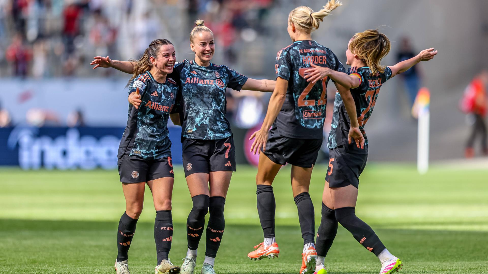 Die Fußball-Frauen des FC Bayern bejubeln ein Tor (Archivbild).