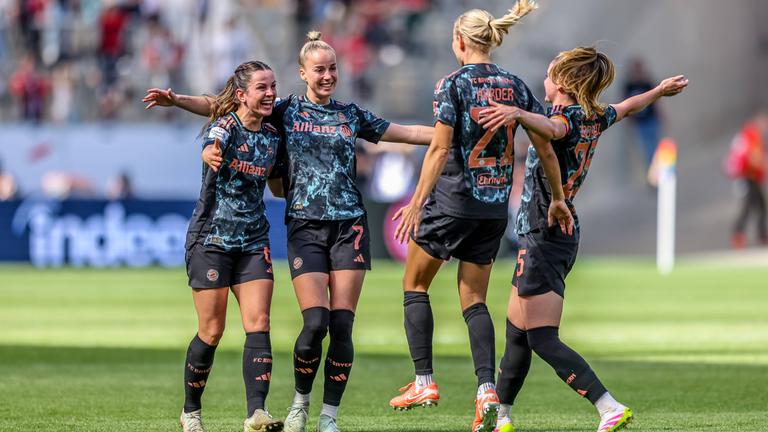Pernille Harder FC Bayern München Frauen 21 erzielt das Tor zum 3:0 und jubelt mit dem Team