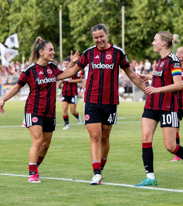 Nikosia Ereleta Memeti ( Eintracht Frankfurt, 07 ), Larissa Mühlhaus ( Eintracht Frankfurt, 47 ), Laura Freigang ( Eintracht Frankfurt, 10 ) 