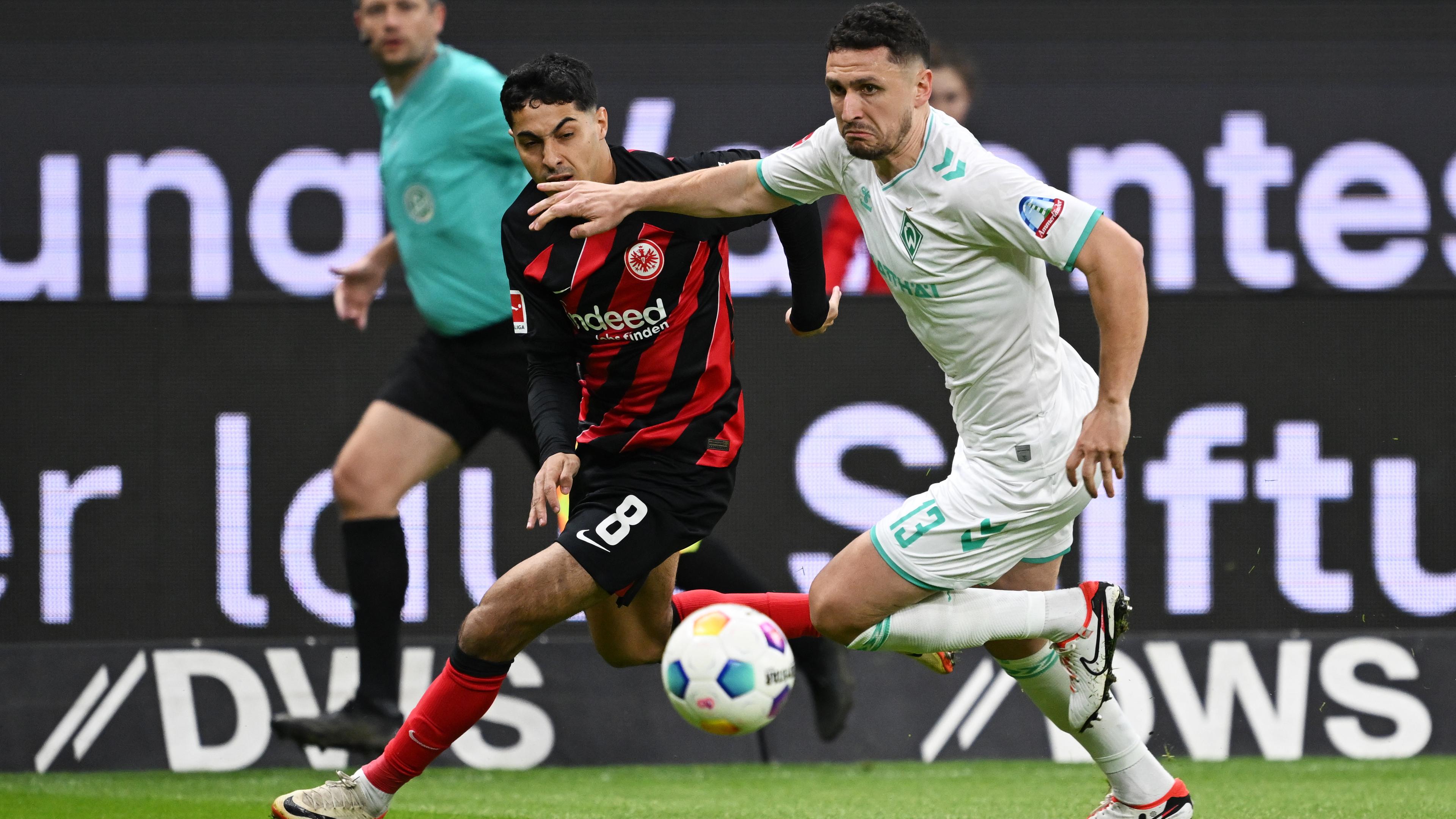 Farès Chaibi von Eintracht Frankfurt im Laufduell mit Milos Veljkovi von Werder Bremen