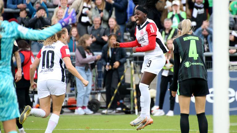 Nicole Anyomi und Laura Freigang bejubeln ein Tor.