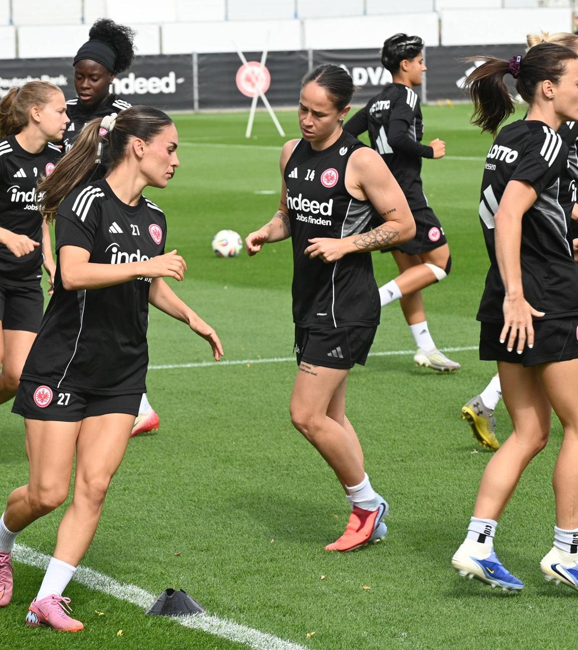 Die Fußball-Frauen von Eintracht Frankfurt laufen sich beim Training warm.