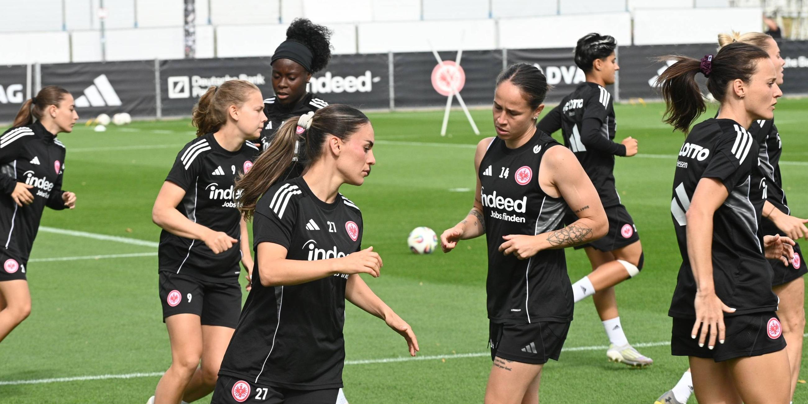Die Fußball-Frauen von Eintracht Frankfurt laufen sich beim Training warm.
