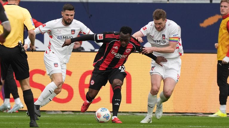 Arnaud Kalimuendo (Eintracht Frankfurt) wird gehalten von Patrick Mainka (1. FC Heidenheim) am 14.03.2026 in Frankfurt am Main. 