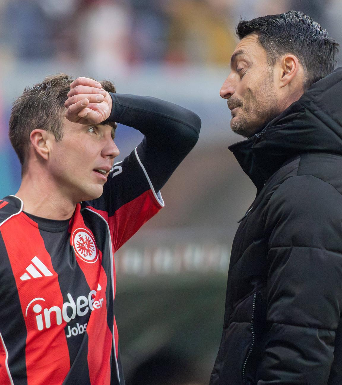 Links: Mario Götze, rechts: Trainer Albert Riera bei der Auswechslung während des Bundesligaspiels zwischen Eintracht Frankfurt und Borussia Mönchengladbach.