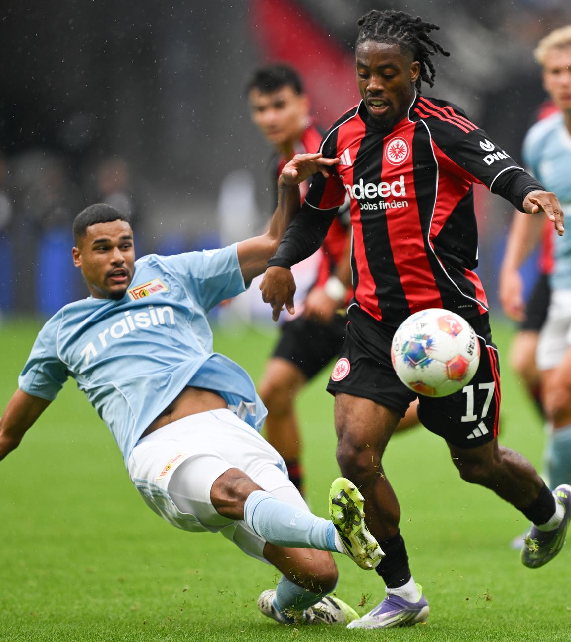 Elye Wahi (Eintracht Frankfurt, r) und Danilho Doekhi (1. FC Union Berlin) kämpfen um den Ball.
