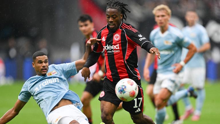 Elye Wahi (Eintracht Frankfurt, r) und Danilho Doekhi (1. FC Union Berlin) kämpfen um den Ball.
