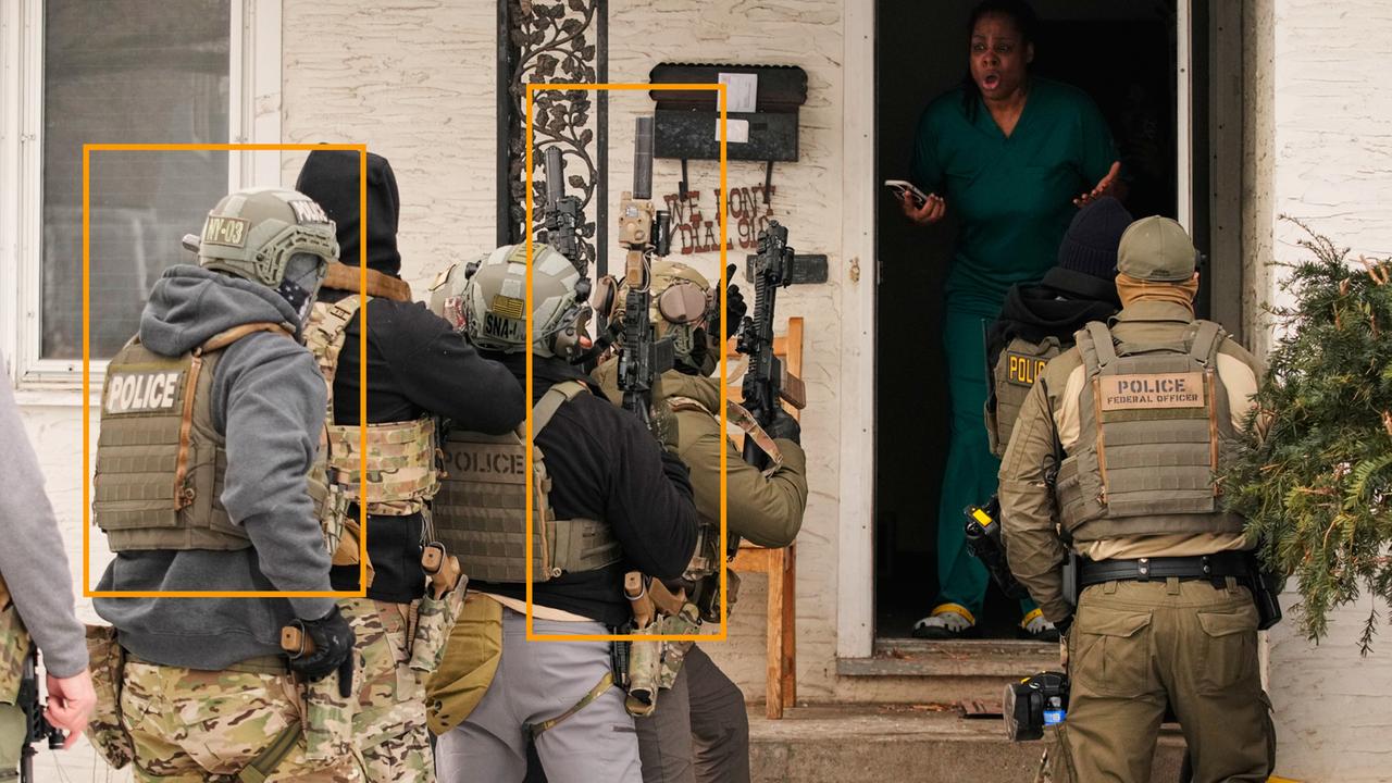 Eine Razzia der US-Einwanderungsbehörde Mitte Januar in Minneapolis. Die Beamten tragen ballistische Schutzkleidung. Das Sturmgewehr in der Mitte ist mit einem Schalldämpfer und Laser-Zielgerät ausgestattet.