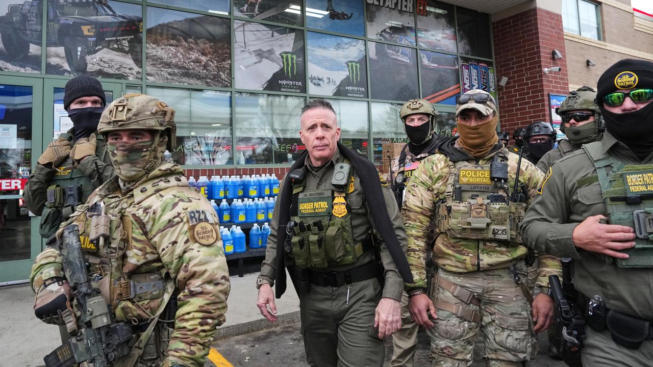 Der Kommandant der US-Grenzpatrouille, Gregory Bovino (Mitte), und weitere Beamte der Einwanderungsbehörde