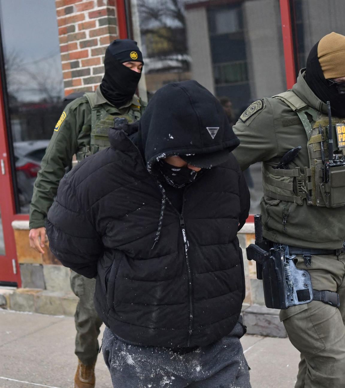 US-Zoll- und Grenzschutzbeamte nehmen am 11.01.2026 in Minneapolis, Minnesota, einen Mann fest, der keine Dokumente vorlegen konnte, die seine US-Staatsbürgerschaft belegen