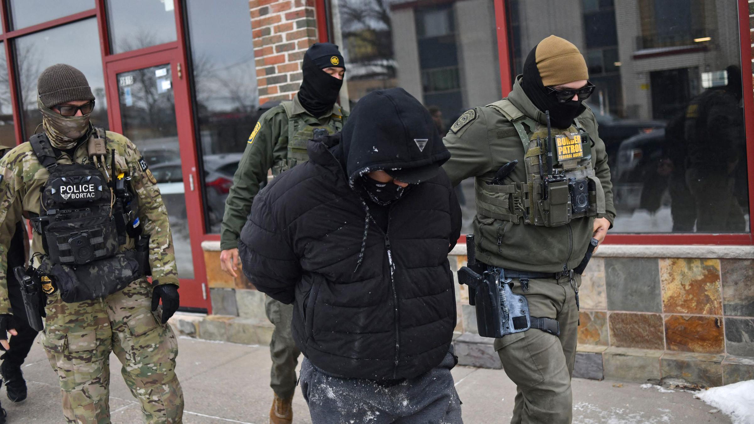 US-Zoll- und Grenzschutzbeamte nehmen am 11.01.2026 in Minneapolis, Minnesota, einen Mann fest, der keine Dokumente vorlegen konnte, die seine US-Staatsbürgerschaft belegen