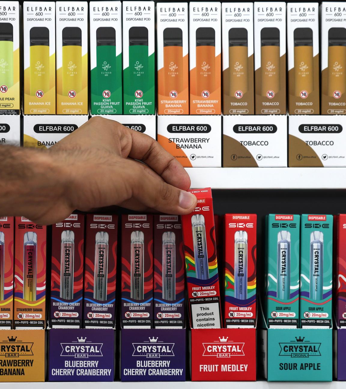 Einweg-E-Zigaretten im Regal eines Geschäfts