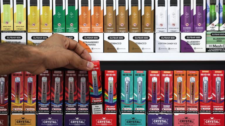 Einweg-E-Zigaretten im Regal eines Geschäfts