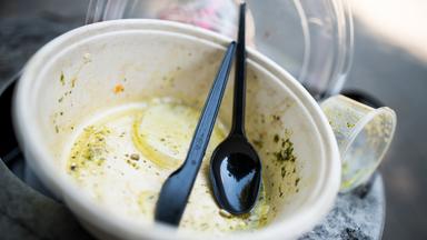 Auf dem Boden liegt eine grauchte Schüssel aus Plastik