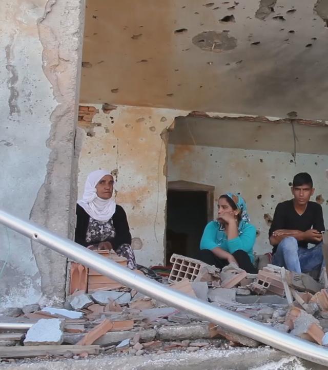 Bewohner in den Trümmern von Cizre 