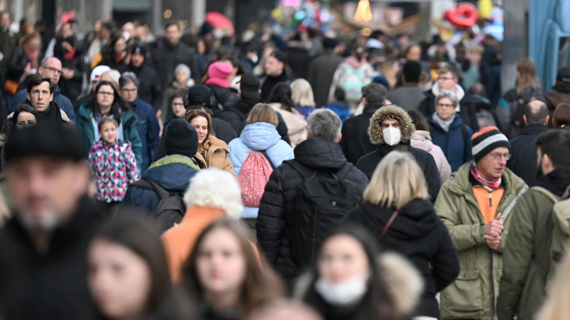 Menschenmenge auf der Frankfurter Einkaufsmeile Zeil