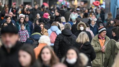 Menschenmenge auf der Frankfurter Einkaufsmeile Zeil