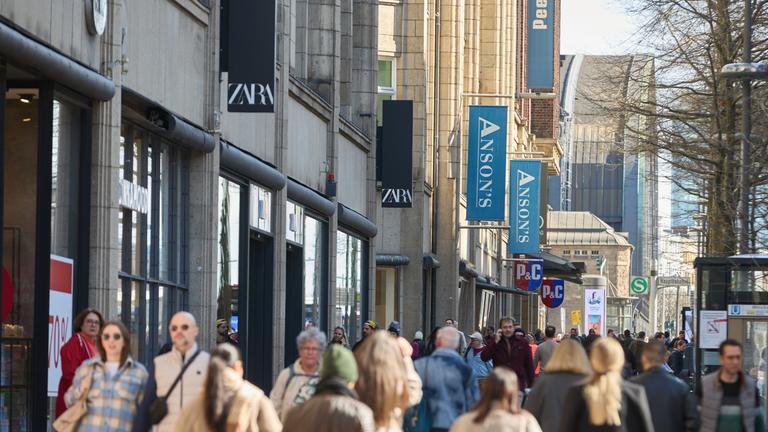 Menschen gehen auf der Hamburger Mönckebergstraße in der Innenstadt.