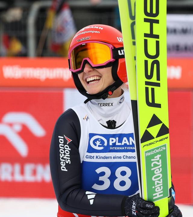 Katharina Schmid im Einzelwettbewerb des Viessmann FIS Skisprung-Weltcups der Damen.
