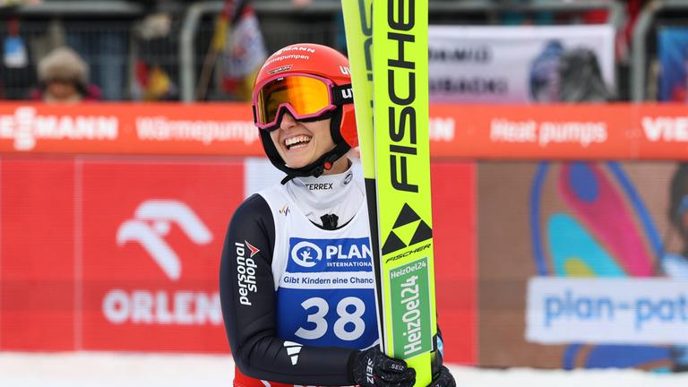 Katharina Schmid im Einzelwettbewerb des Viessmann FIS Skisprung-Weltcups der Damen.