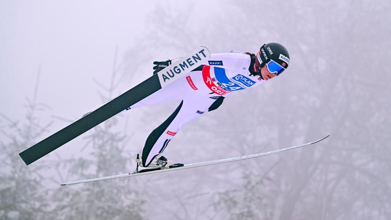 Die norwegische Skispringerin Eirin Maria Kvandal befindet sich beim FIS Ski Jumping World Cup 2025-26 in Willingen nach dem Absprung in der Luft