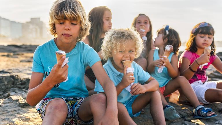 Kinder essen Eis.
