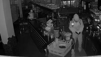 Flüchtender Einbrecher rutscht in Eiscafé aus