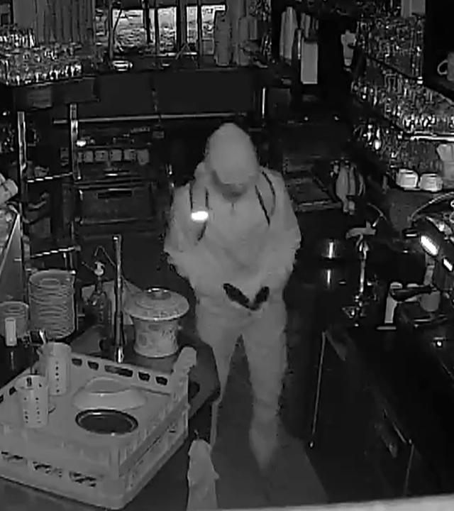 Flüchtender Einbrecher rutscht in Eiscafé aus