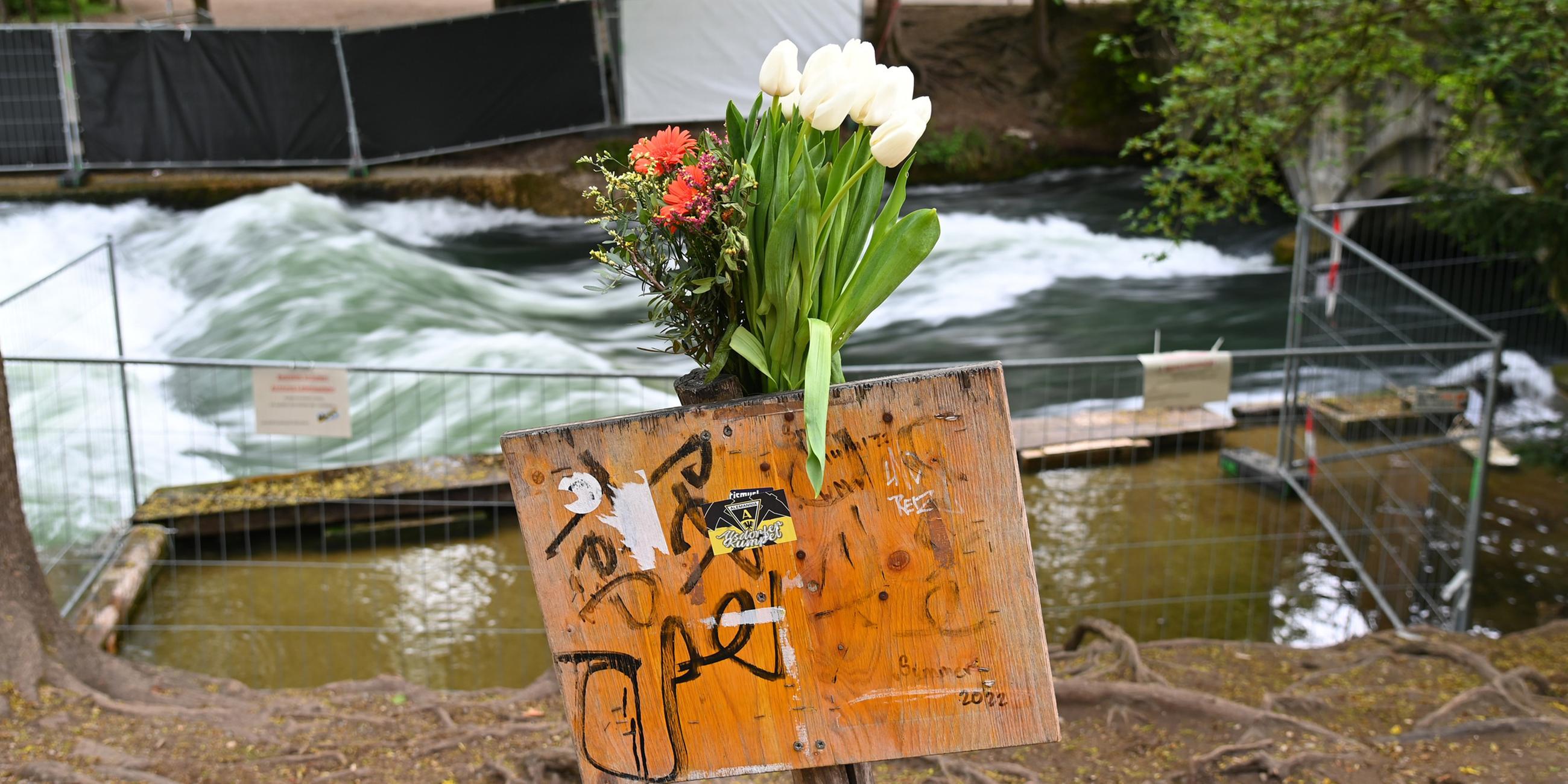 Blumen zum Gedenken der tödlich verunglückten Surferin.