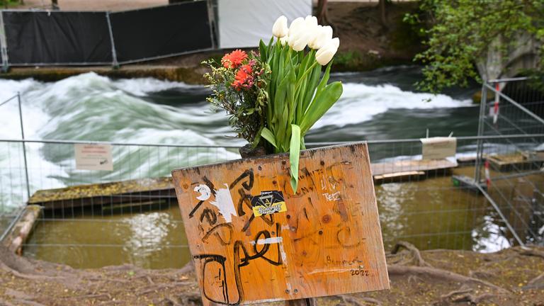 Blumen zum Gedenken der tödlich verunglückten Surferin.