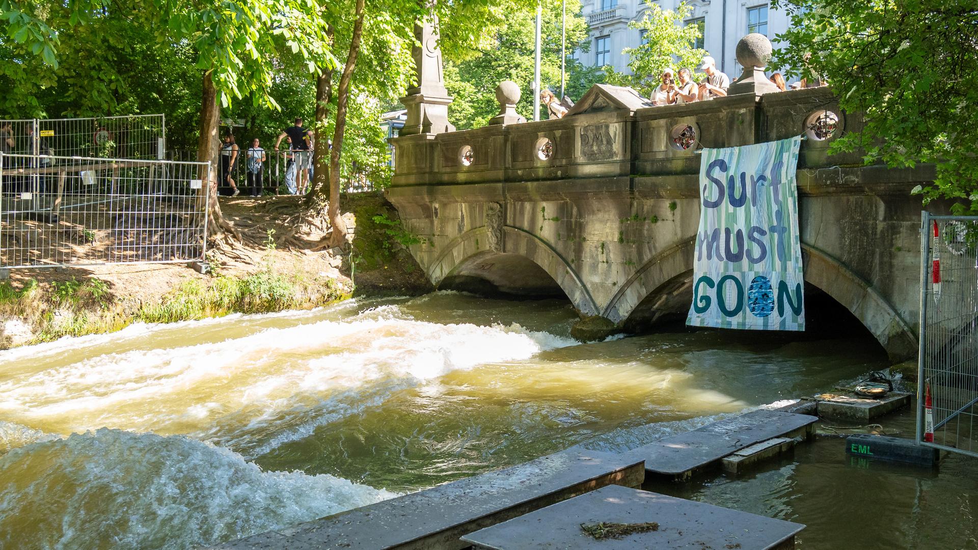 Die Eisbachwelle in der Münchner Innenstadt. (Archiv)
