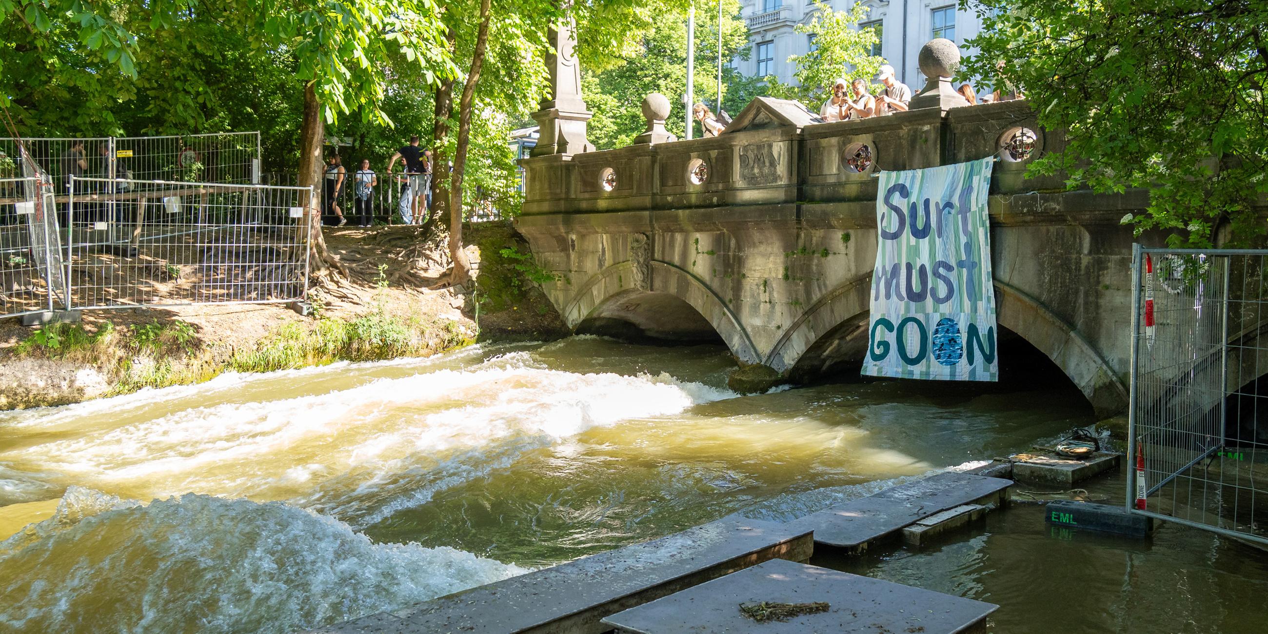 Die Eisbachwelle in der Münchner Innenstadt. (Archiv)