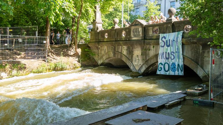 Die Eisbachwelle in der Münchner Innenstadt. (Archiv)
