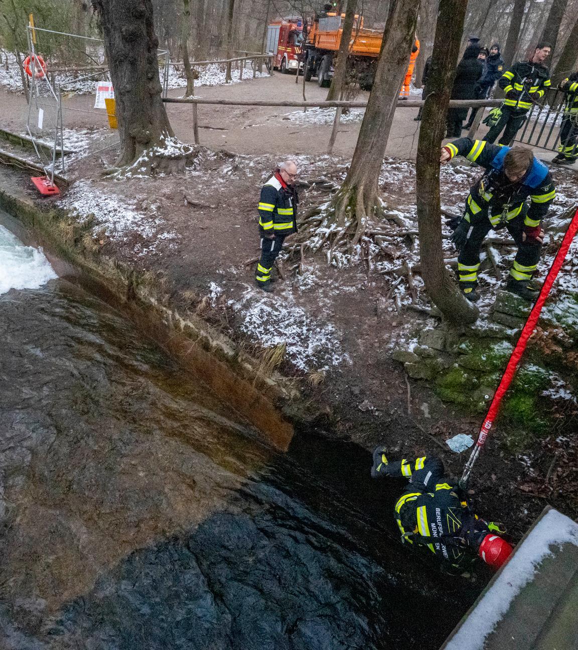 Feuerwehr baut Provisorium für Eisbachwelle zurück