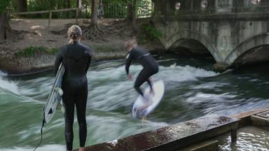 Junge Surfer am 08.05.2026 an der Eisbachwelle, München, in Aktion.