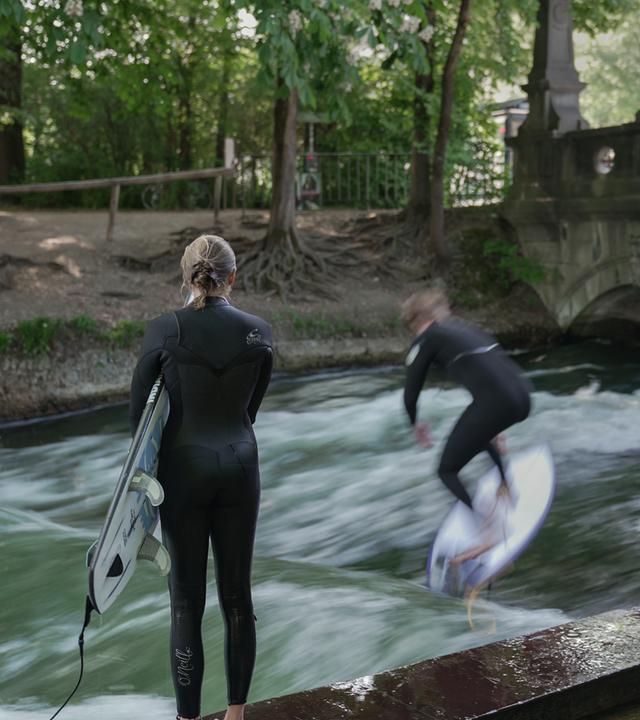 Junge Surfer am 08.05.2026 an der Eisbachwelle, München, in Aktion.